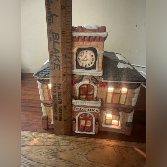 Winter Valley Cottages Christmas Village Lighted Train Station Porcelain In Box - Picture 6 of 12